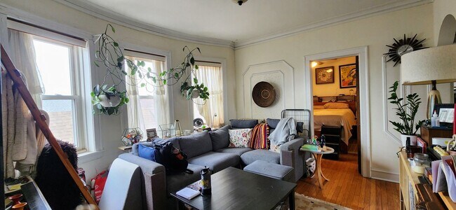 Building Photo - 2 bedroom penthouse in North Center