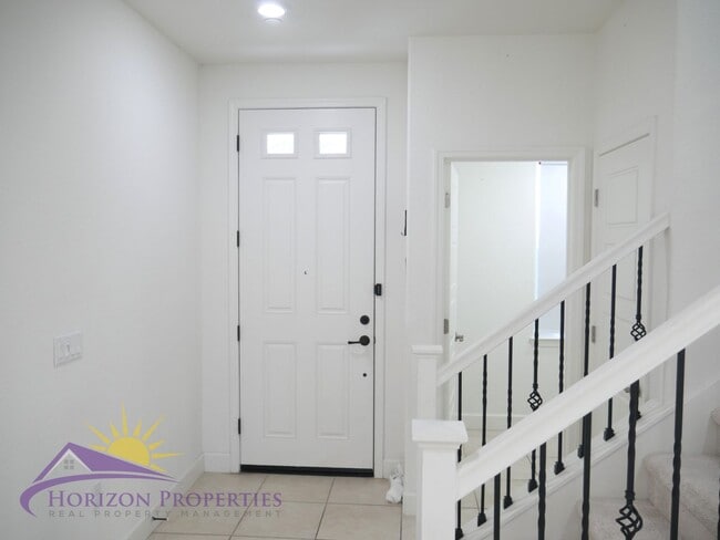 Building Photo - Modern Two-story 4 Bed 3.5 Bath 2,786 sqft...