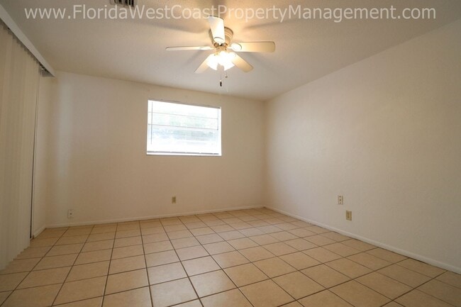 Building Photo - CUTE 2 BEDROOM/ 1 BATH DUPLEX! FENCED YARD...