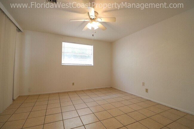 Foto del edificio - CUTE 2 BEDROOM/ 1 BATH DUPLEX! FENCED YARD...