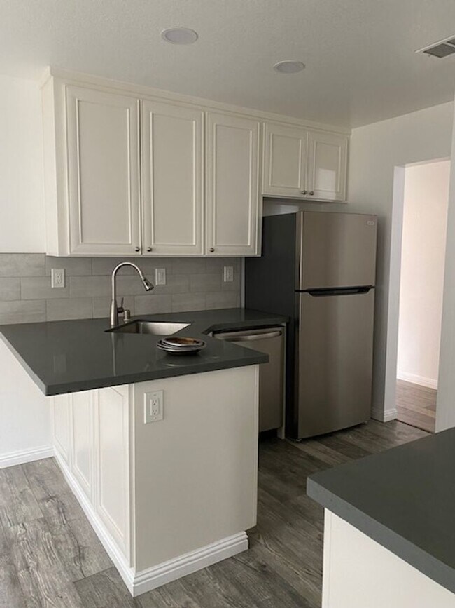 Building Photo - Recently remodeled spacious townhome with ...