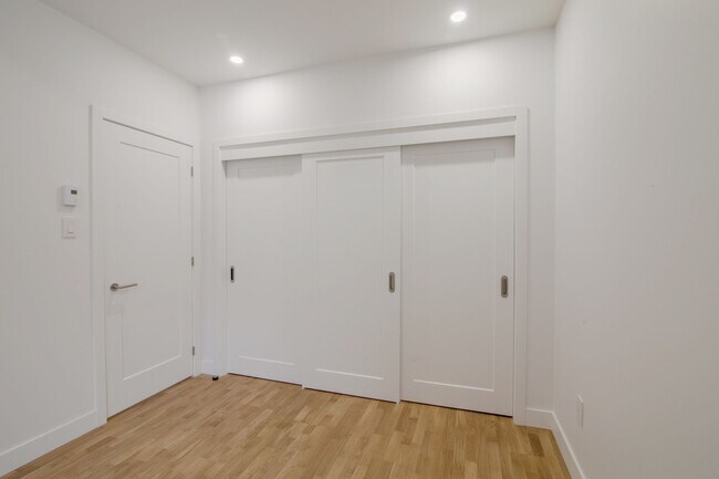 Building Photo - 2050 Av. Claremont