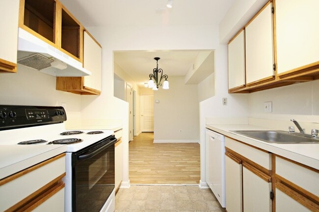 Building Photo - Lower-Level Turtle Creek Apartment