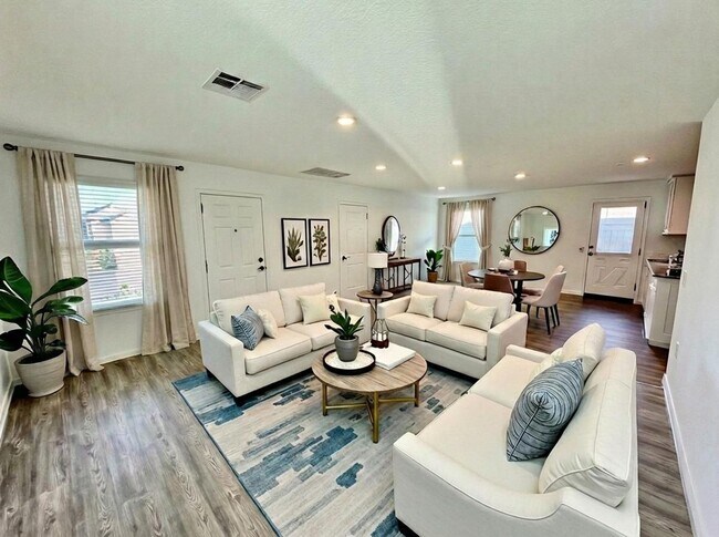 Foto del edificio - Charming 3/2 Home with Garage, Fenced Backyard & Community Amenities!