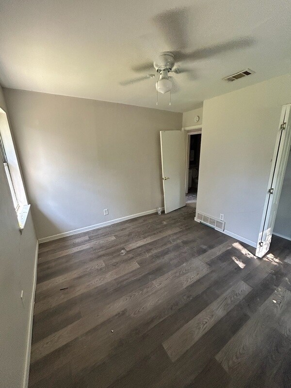 Foto del edificio - 1300 Timberlake Cir