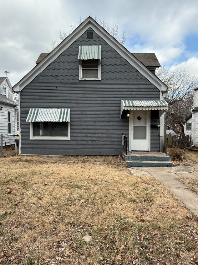 Primary Photo - Updated 2 bedroom 1 bath with detached garage