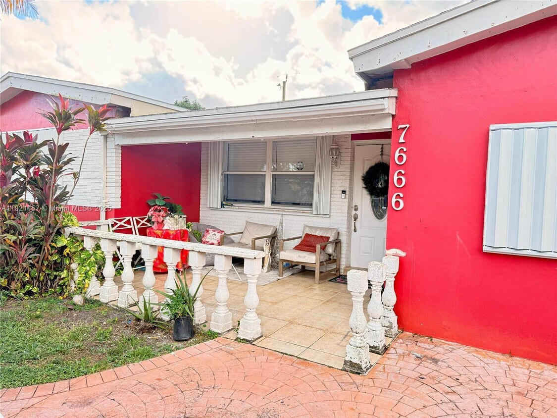 Foto principal - 7666 La Salle Blvd