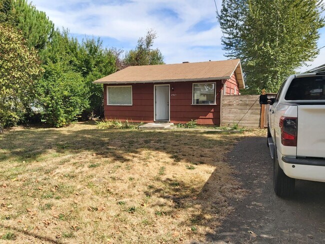 Foto del edificio - Cozy 1 Bed, 1 Bath House with Big Backyard and Outdoor Deck!