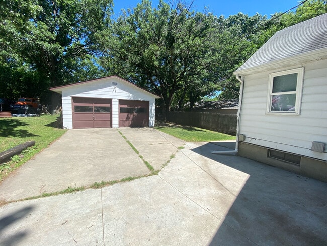 Building Photo - 630 W Linden St