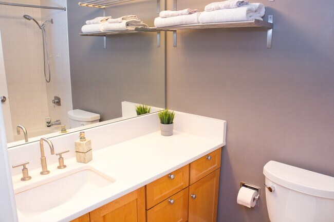 Baño moderno con ducha y bañera. - 4540 8th Ave NE