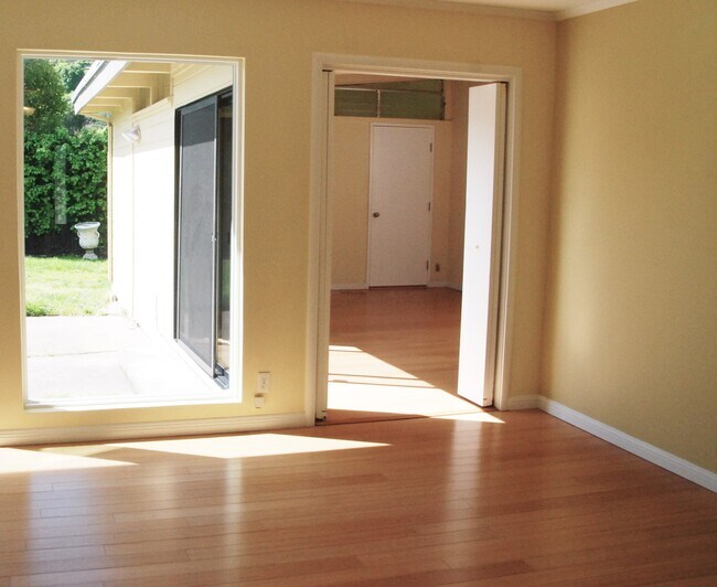 Building Photo - 55 Locksly Ln
