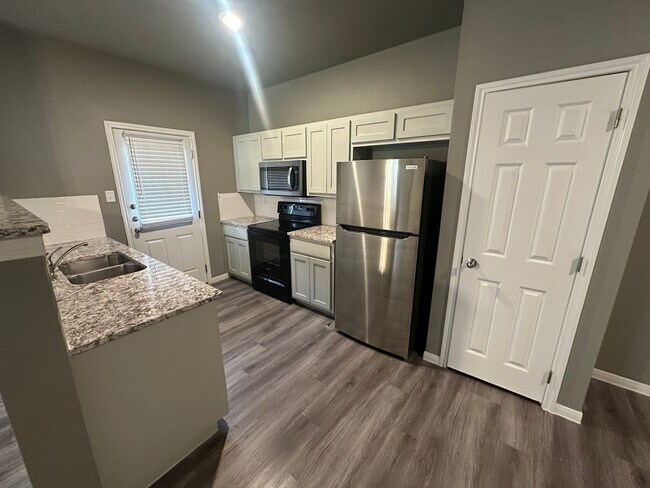 Foto del edificio - NEW IN MANAGEMENT - AVAILABLE NOW!