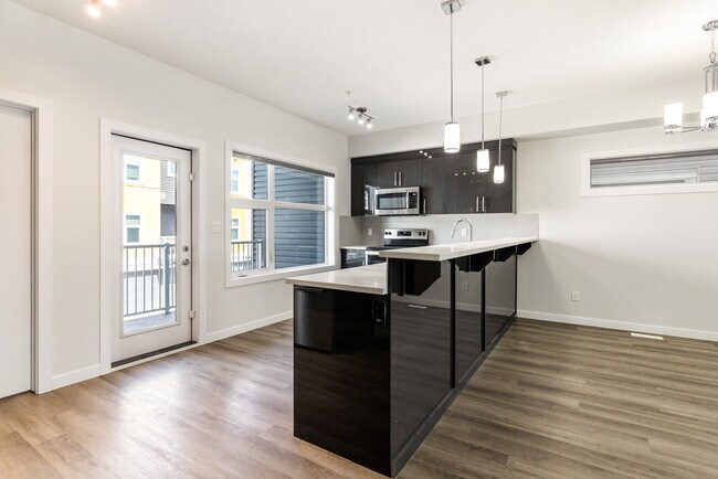 Photo du bâtiment - 1631 Hammond Cres NW