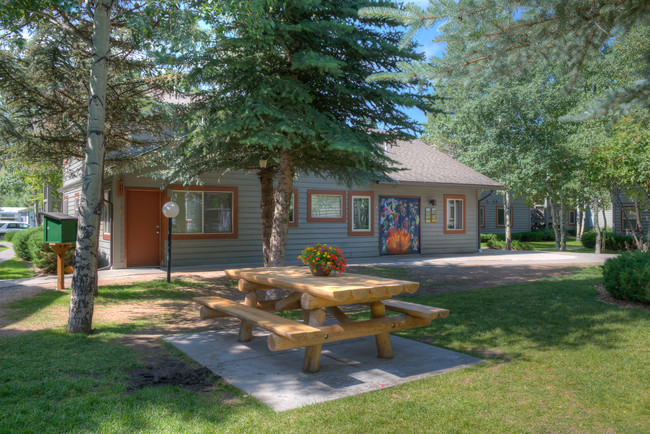 Building Photo - Aspen Meadows Apartments