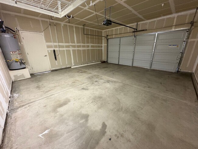 Building Photo - SE Visalia home Rent Ready!