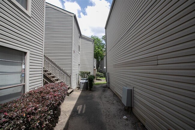 Foto del edificio - 9707 Richmond Ave.
