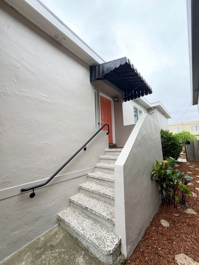 Foto del edificio - Spacious and Centrally Located, Pet Friend...