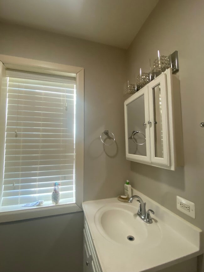 Building Photo - 4956 W Nelson St