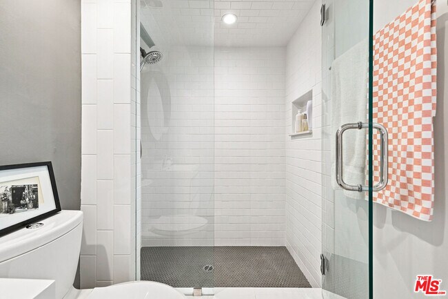 Foto del edificio - 7270 Hillside Ave