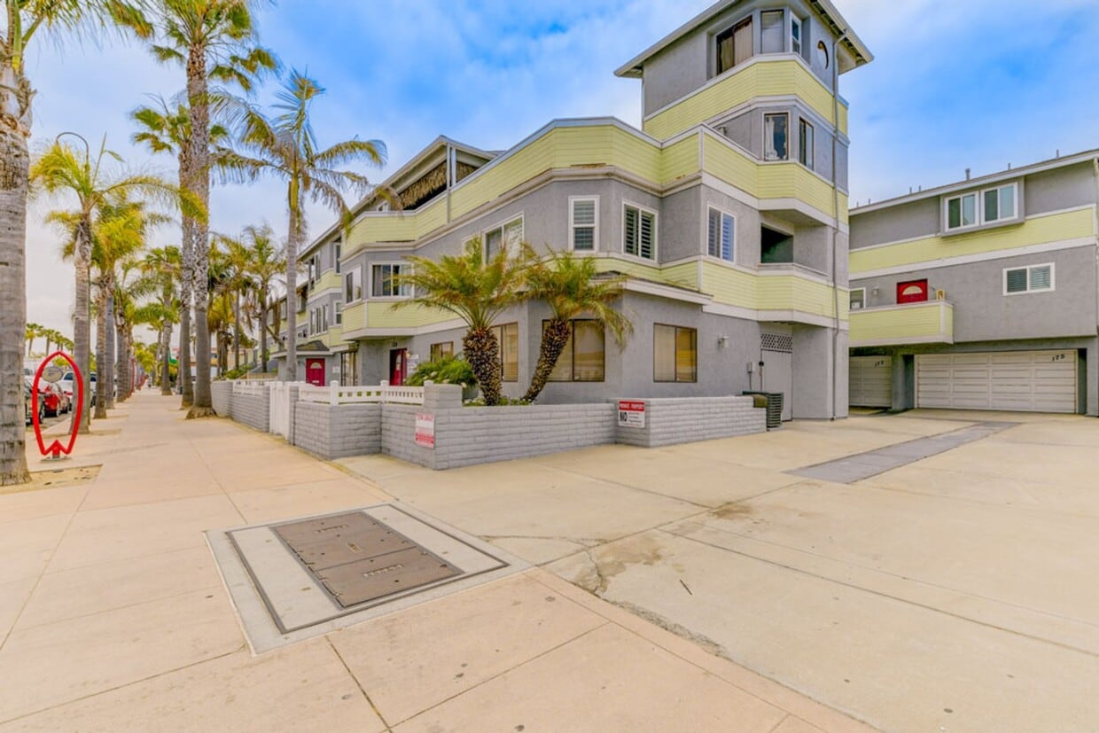 Building Photo - Condo step from the beach