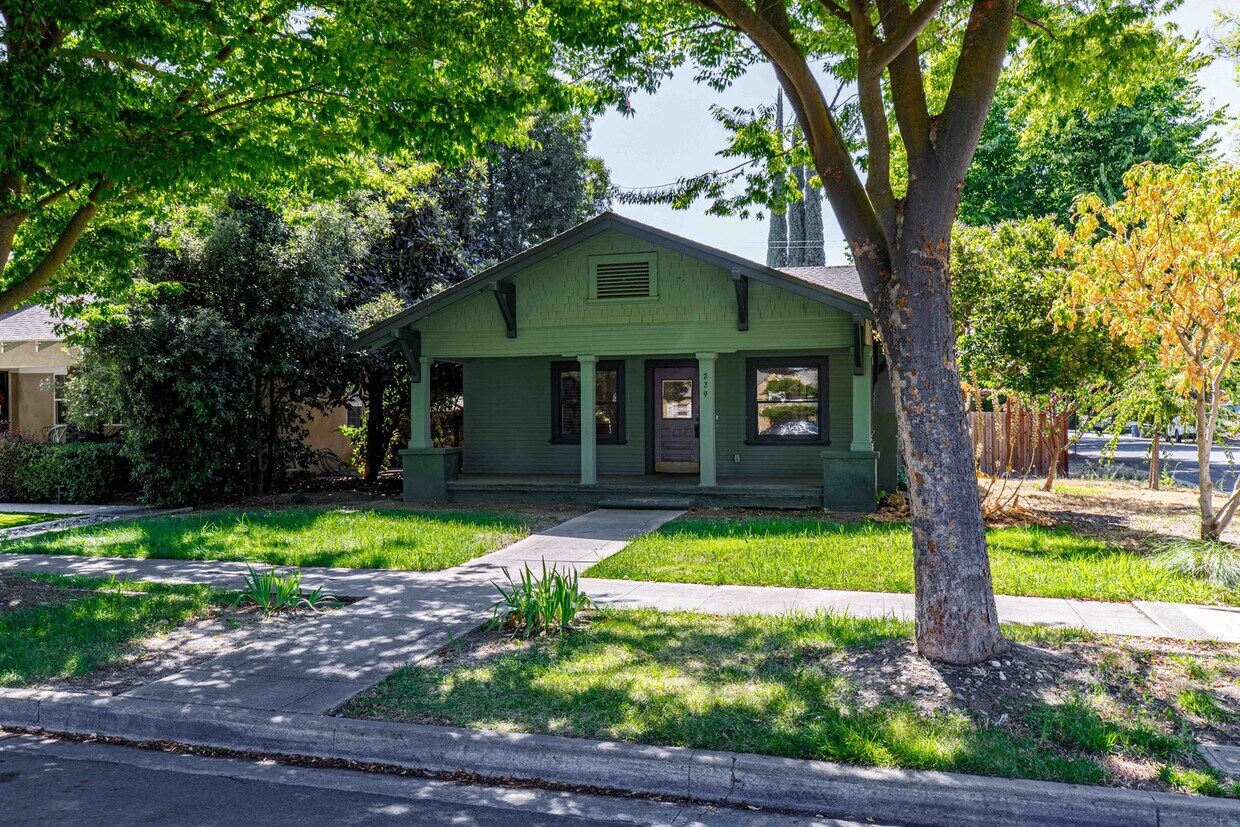 Foto principal - 3 bedroom home for RENT in Modesto - Close...