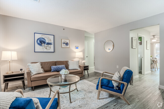 2BR, 2BA - 930SF - Living Room - Kenridge Apartments