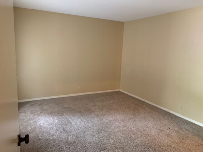 Foto del edificio - 1855 Poplar Woods Cir W