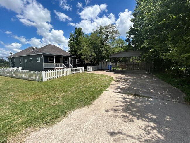 Building Photo - 400 Symes St