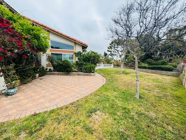 Foto del edificio - 1641 Loma Ln