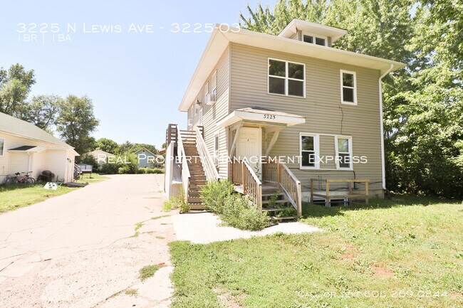 Building Photo - Great Upper level 1 Bedroom Apartment