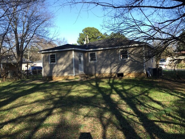 Building Photo - Cute Home in NW Huntsville
