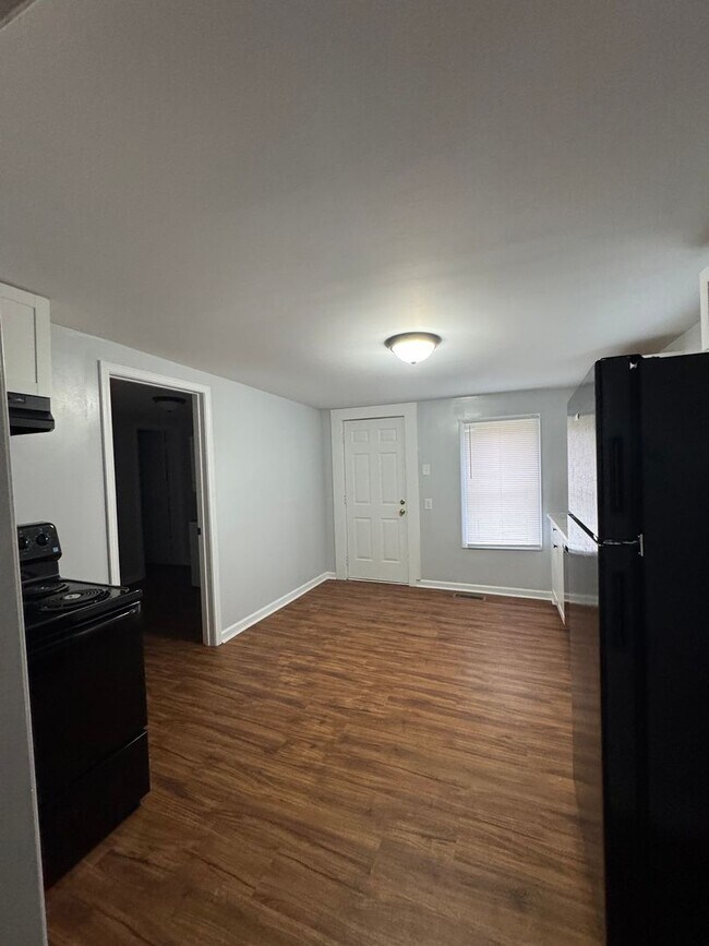 Building Photo - Remodeled 2 bedroom/ 2 bath home