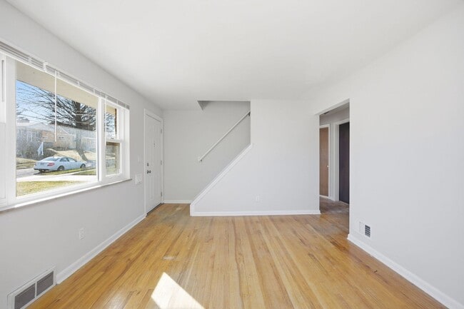 Building Photo - DELHI - Charming Brick Cape Cod 3-4 bed 1.5 bath.