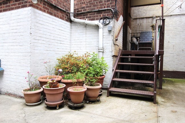 Building Photo - 614 Lorimer St