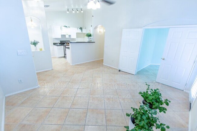 Building Photo - 12734 W Desert Rose Rd