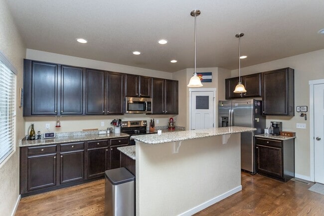 Building Photo - Immaculate 3-Story Home | Comfort, Space & Seasonal Perks!