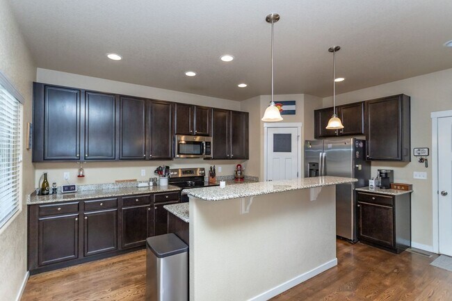 Foto del edificio - Immaculate 3-Story Home | Comfort, Space & Seasonal Perks!