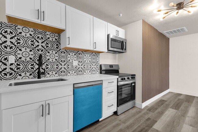 Building Photo - BRAND NEW EVERYTHING IN UPTOWN/BILTMORE AREA