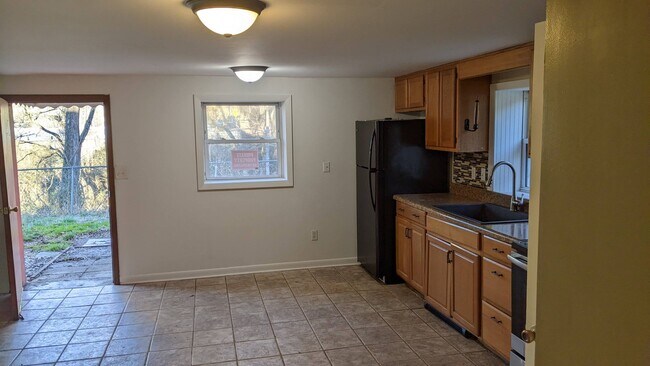 Foto del edificio - 2 bedroom 1 bath basement apartment with w...