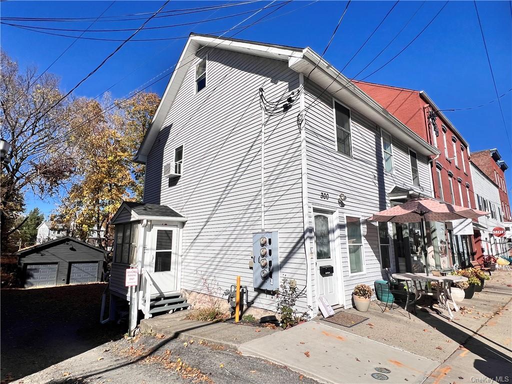 Primary Photo - 300 Main St