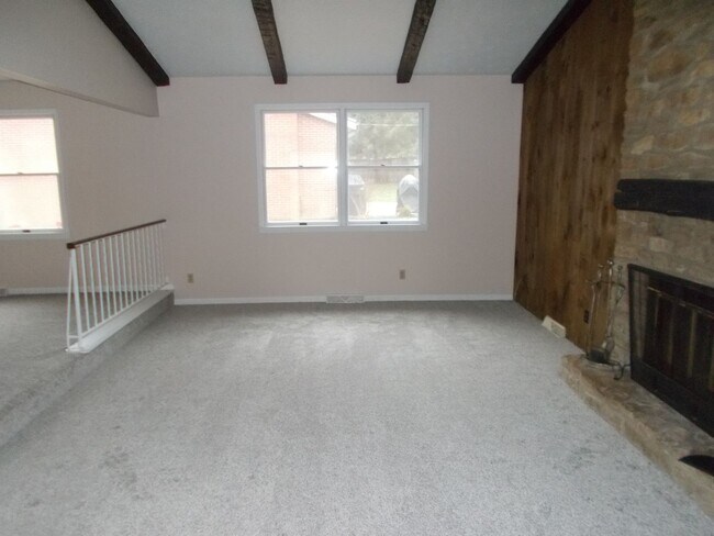 Foto del edificio - Welcome to this Stunning and Expansive 3 Bedroom, 2 1/2 Bath Home in the Desirable Oak Park Area ...