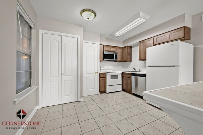 Foto del edificio - LOCATED MINUTES FROM LSU BASEBALL/FOOTBALL FIELD! 2 BED, 1 BATH!