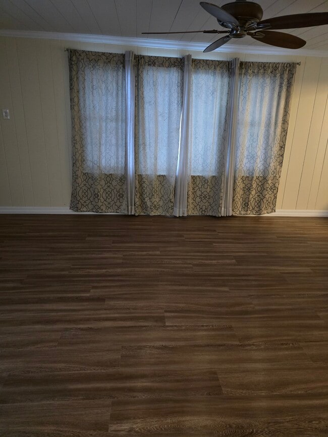 living room - 4435 Clifford Rd