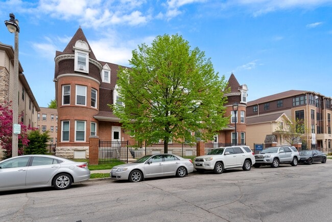 Building Photo - 1432 W Kilbourn Ave