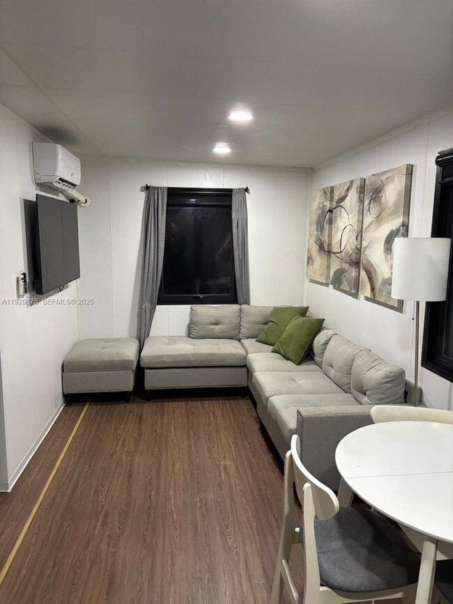 Foto del edificio - 5511 Woodland Ln