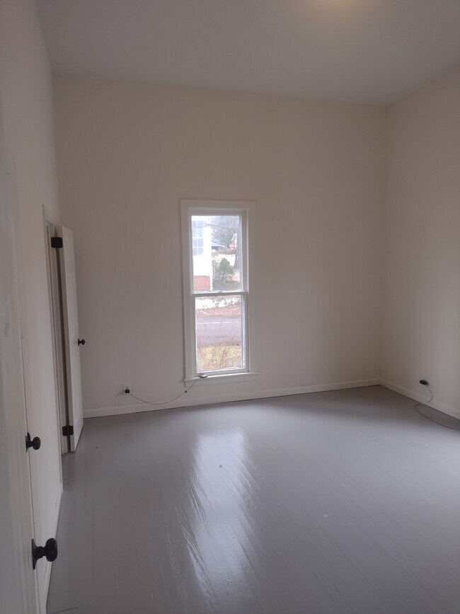Dormitorio delantero 1 - 219 Sanford Ave