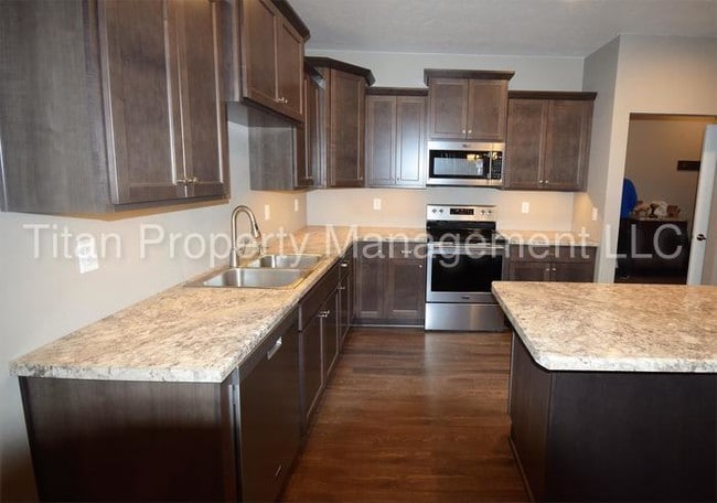 Building Photo - 4 Bedroom Luxury Town Home