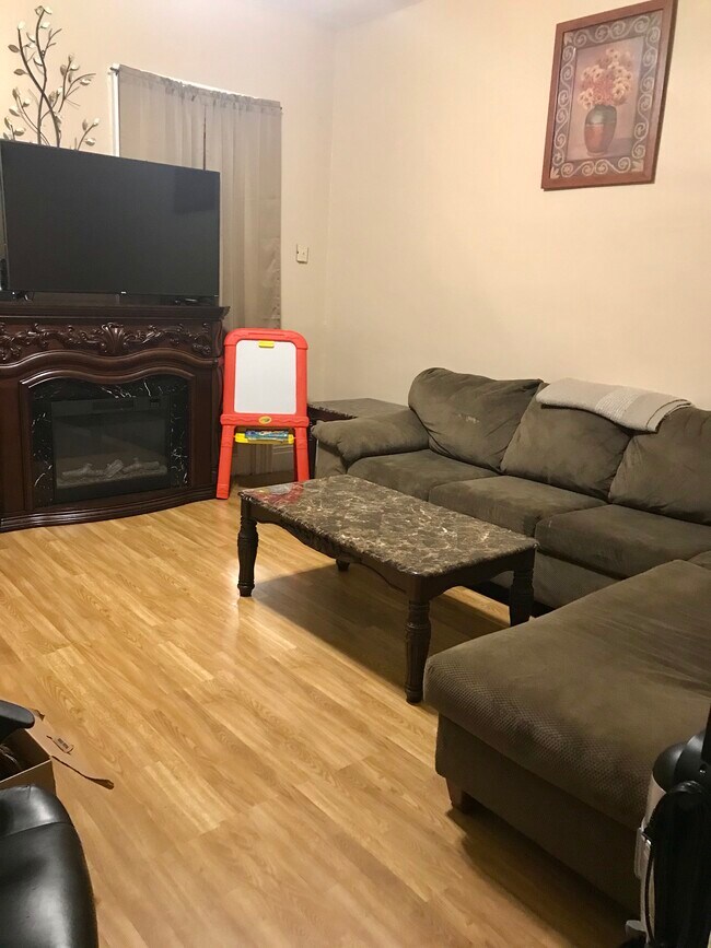 Foto del edificio - 422 W Dominick St