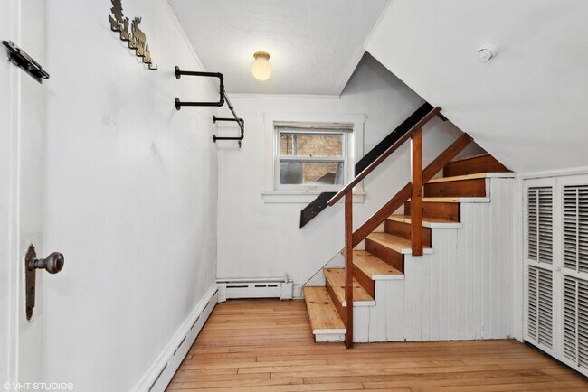 Building Photo - 6354 N Leroy Ave