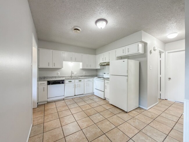 Building Photo - 2802 Grinnell Ave
